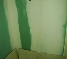 33 cm de chaque cot&eacute; mitigeur Faience et au milieur bandeau de 15 cm de Pierre Naturelle