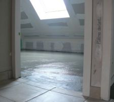 Carrelage &eacute;tage termin&eacute;   chape lisse dans les chambres coul&eacute;e
