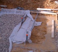 Les semelles sont coul&eacute;es, on commence le h&eacute;risson (gros gravier). On aper&ccedil;oit les premi&egrave;res &eacute;vacuations.