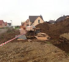 Surement un reste de matériel d'une maison voisine et qui sera utilisé chez nous...!