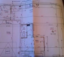 Plan du rez de chaussée avec des cloison cintrée ajoutée pour une séparation entre l'entrée et le séjour.