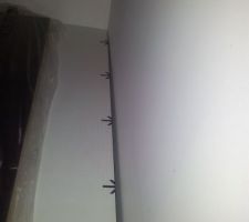 Mur pas droit ...SUPER ! ! ! on va bien rigoler pour installer la cuisine... Selon le constructeur c'est normal ..... Çà rentre dans les marges d'erreur .... Mais bien sur ...