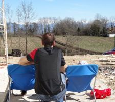 Quelle surprise un jour ou nous sommes venus prendre le goûter sur la future terrasse... La sous-couche est faite sur la façade! On admire aussi la vue...