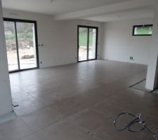 Pose du carrelage dans la pi&egrave;ce &agrave; vivre. Le Cere Tortora en 60*60.