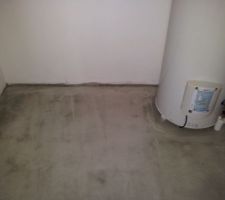 Hier j'ai décidé d'attaquer le cellier et demain carrelage dans cette zone de flotte ou se trouve ballon d'eau, congélateur, frigo, lave linge et sèche linge.