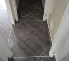 Le hall qui donne au cellier et WC