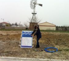 Mise en place du panneau de construction sous la neige