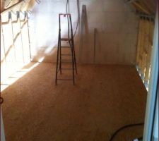 Pi&egrave;ce au dessus du garage en cours d'isolation