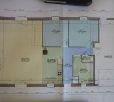 Plus que quelques modifications, notament le chauffe-eau qui sera dans le placard &agrave; l'entr&eacute;e, le po&ecirc;le en angle entre la cuisine/salle/salon et le placard dans l'espace deri&egrave;re ce dernier.
(L'escalier sera dans le salon comme on peu voir)