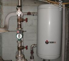 Le boiler. Attention, ne pas mettre ses mains dessus, c'est chaud!