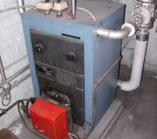 Voilà la machine! La chaudière en elle-même est de 1971, le brûleur est de 1987.
