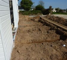 Pr&eacute;paration des semelles b&eacute;ton pour la terrasse bois