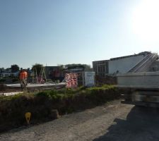 Embouteillage dans le lotissement : 1 camion benne, 1 semi-remorque avec notre maison sur le dos, 1 grue de déchargement, 1 toupie à béton pour les fondations du terrain voisin !!!