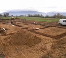 Fouilles terminées
vue prise du chemin avec le garage au 1er plan