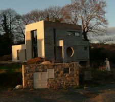 L'enduit est commenc&eacute; malgr&eacute; le temps qui nous g&acirc;te pas depuis 4 semaines.