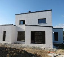 L'extérieur de la maison avec les bandes de rives
