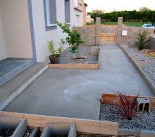 Allée de la maison en cours de sechage