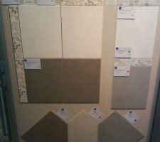 A gauche le carrelage de la salle de bains