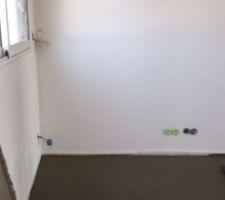 Coulage de la chape au RDC (entrée du salon).