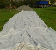 Pose du géotextile pour le chemin d'acces