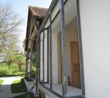 Le bow-window, une fois installé et chevillé, en attente des verres double-vitrage 4-16-4.