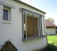 Y'a plus qu'à poser le double-vitrage pour profiter de la double entrée de lumière dans la pièce.