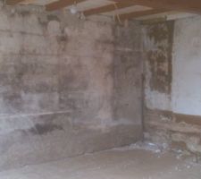 Polyst&eacute;r&egrave;ne retir&eacute; sur mur machefer (gauche) et ossature bois retir&eacute; devant mur colombage (droite)