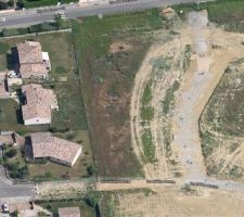 Bon... &ccedil;a a construit depuis.
Notre terrain se situe juste au dessus du petit chemin qui se dessine en bas de la photo.