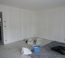 1ère couche de peinture dans la pièce de vie