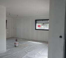1ère couche de peinture dans la pièce de vie