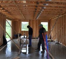 En ce 30 avril, nous avons un RDV sur le chantier, nous attendons donc sous la pluie !
Dehors, il tombe des cordes, et en fin de journée, on a une piscine intérieure....