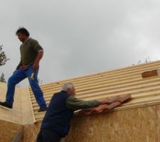 Après la volige, il faut poser les liteaux sur lesquels reposeront les tuiles.