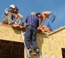 Installation des premières tuiles sur les peignes.