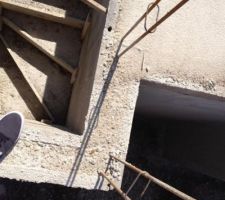 Dalle coulée pour la maison et un petit bout des escaliers ^^
