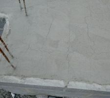 Fissures apparentes de la dalle