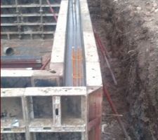 Les murs du sous-sol en cours de s&eacute;chage (sous la pluie...)