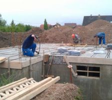 Les électriciens passent les gaines dans la dalle avant de couler le béton