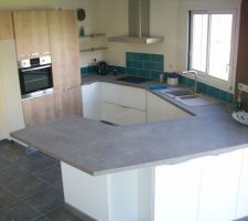 La cuisine est installée et n'attend plus que le frigo...