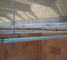 Suspente pour rails du plafond