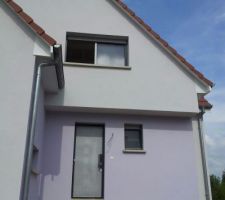 Une petite touche de couleur au niveau de l'entrée et du mur de retour sur le garage