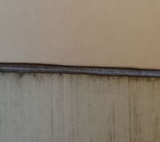 La voisine râle à cause de la gouttière. elle trouve ça "moche". c'est sur notre mur et son mur en plus, ça dénote un peu