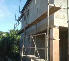 Crépissage de la façade Est en cours de séchage