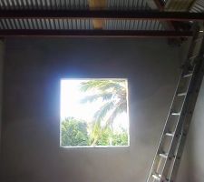 Crépissage chambre du garçon en cours de séchage