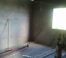 Crépissage de la chambre parentale en cours