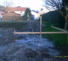 ET voilà les micro pieux sont en place, mais avec le froid il va falloir attendre pour la dalle. quoique je ne sais pas mais il me semble que lorsqu'il gèle on arrête les chantiers ??
