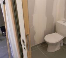 Wc de grande taille avec porte a galandage, pour pouvoir louer la construction à des personnes a mobilitées reduites