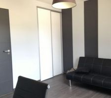 Photo du Bureau avec à gauche la porte donnant accès à la Sdb
