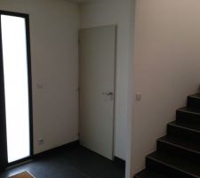 Hall d'entrée avec porte donnant sur les WC