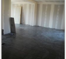 07-05-2013 : c'est parti pour le carrelage !

les joints et plinthes ne sont pas encore fait ;)