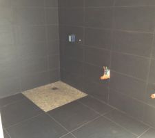 Salle de bain nettoy&eacute;e pr&ecirc;te &agrave; accueillir le meuble double vasque et sa paroi de douche.